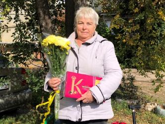 Игорь Фомин вручил цветы и подарки представителям старшего поколения 